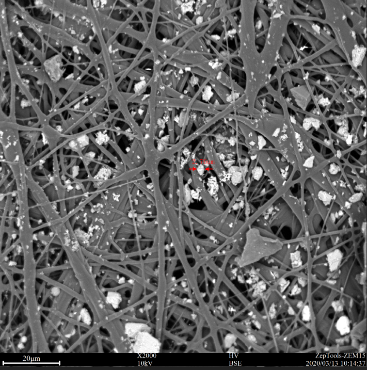  模拟高污染环境下佩戴过的口罩中间过滤层的扫描电镜图片